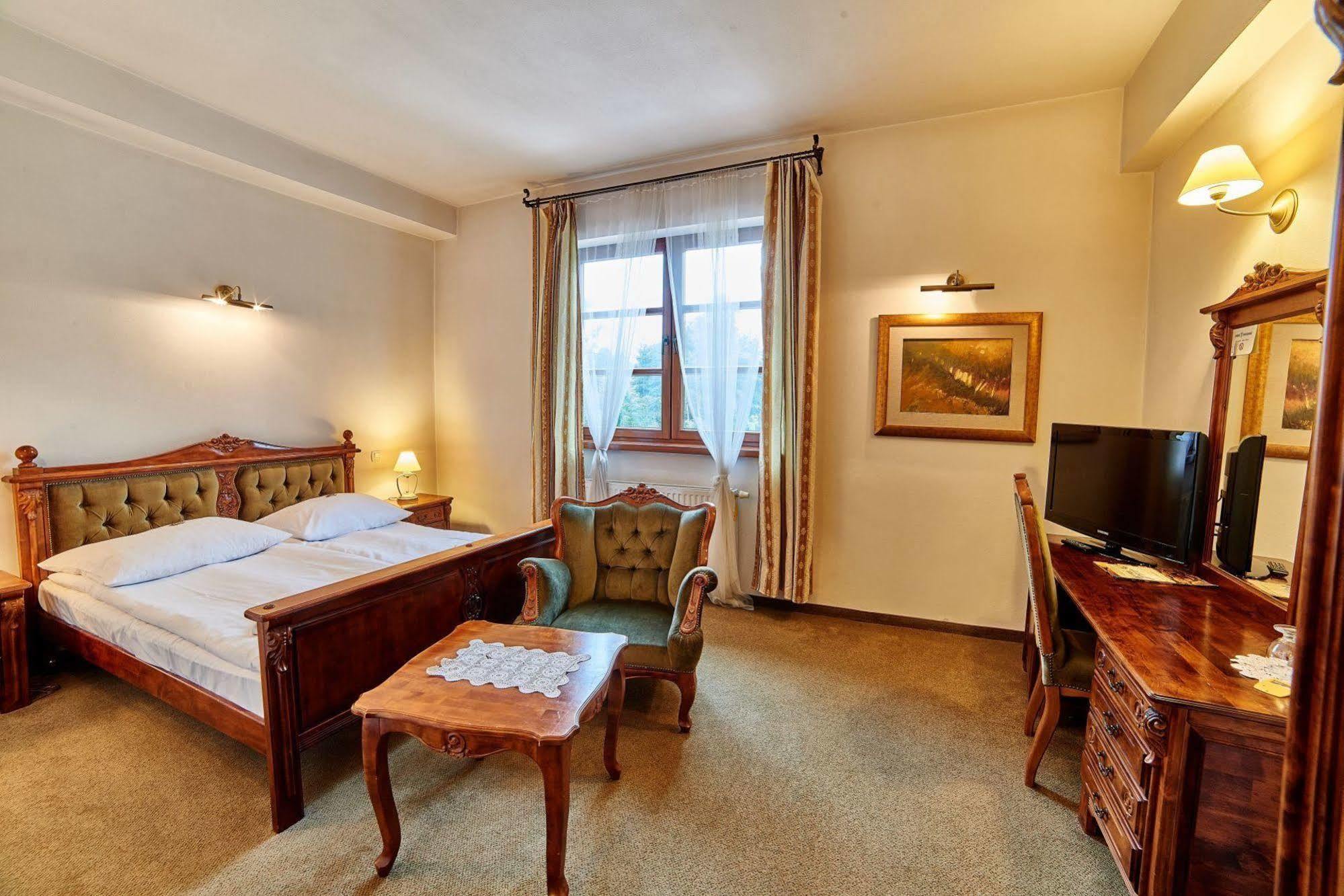 Folwark Stara Winiarnia Hotel Mszana Dolna Buitenkant foto