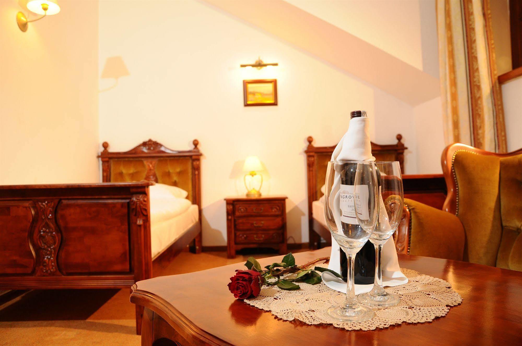 Folwark Stara Winiarnia Hotel Mszana Dolna Buitenkant foto