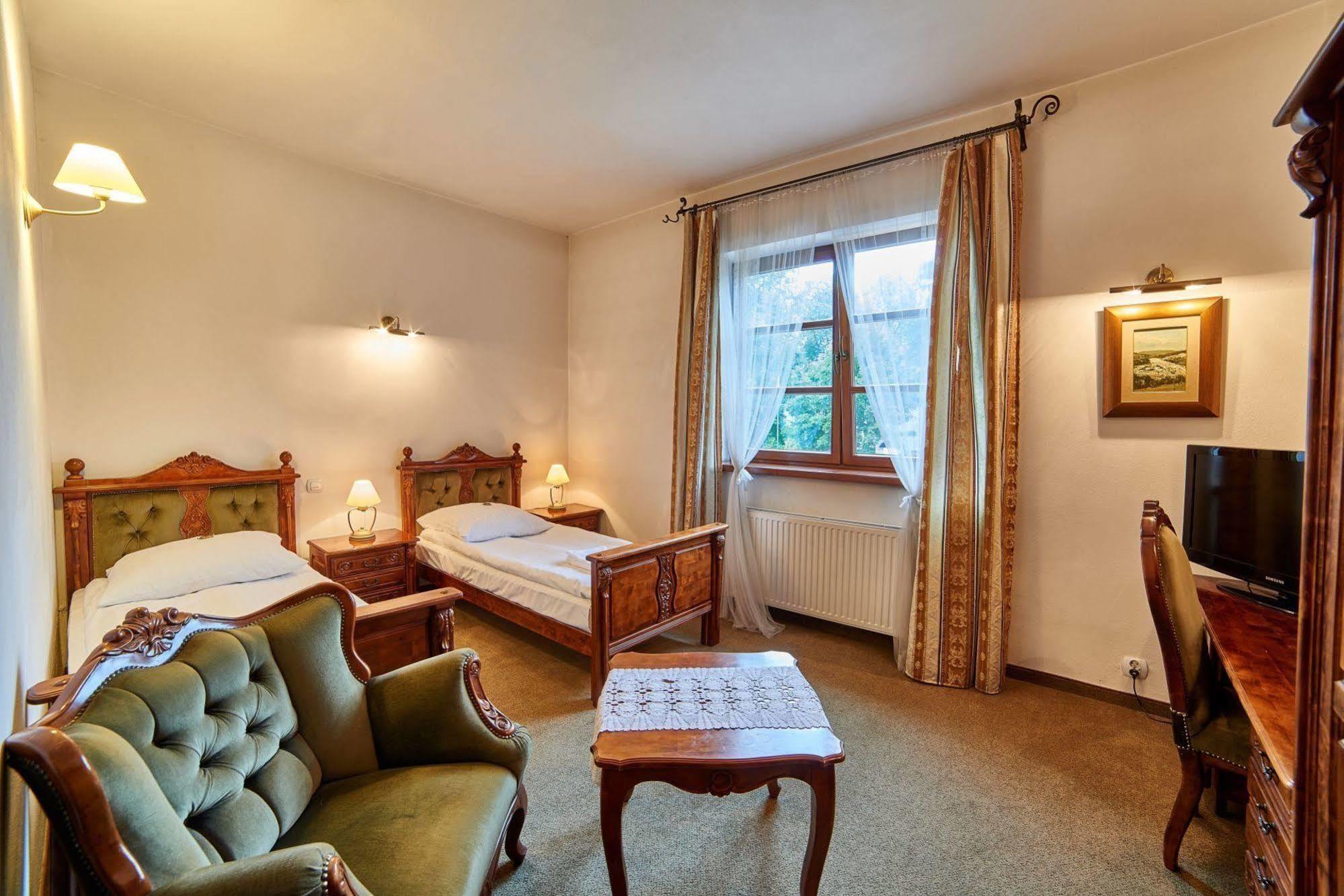 Folwark Stara Winiarnia Hotel Mszana Dolna Buitenkant foto